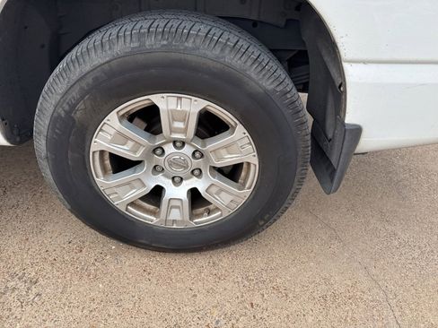 Used 2018 Nissan Titan SV image 10