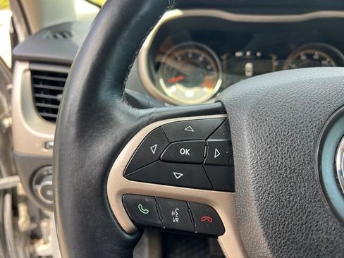 Used 2015 Jeep Cherokee Latitude w/ Cold Weather Group AWD/4WD image 21