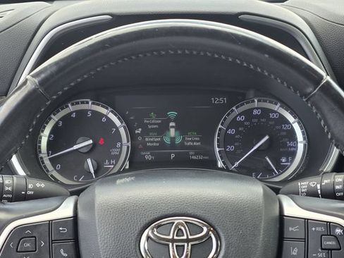 Used 2022 Toyota Highlander XLE FWD image 11