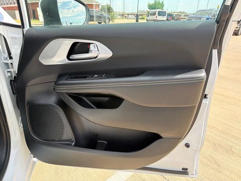 Used 2023 Chrysler Pacifica Touring FWD image 14