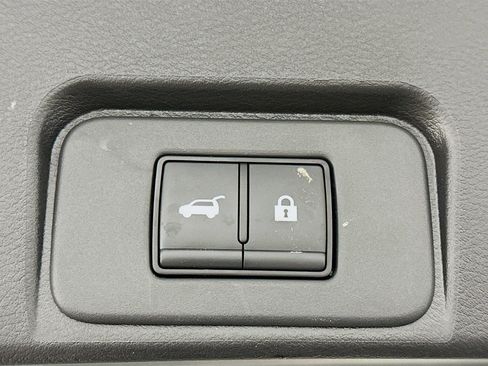 Used 2025 Nissan Rogue SV image 30