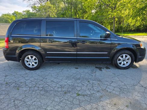 Used 2009 Chrysler Town & Country Touring FWD image 4