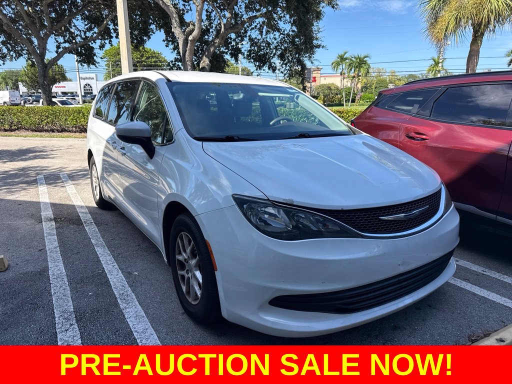 Used 2017 Chrysler Pacifica Touring FWD image 2