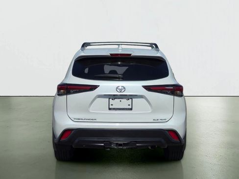 Used 2025 Toyota Highlander XLE AWD/4WD image 5