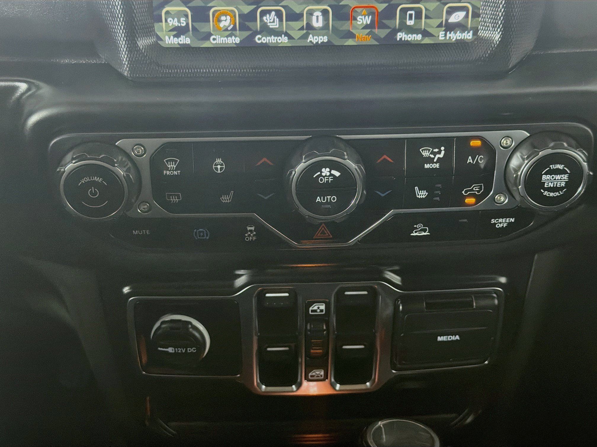 Used 2023 Jeep Wrangler Unlimited Sahara w/ Cold Weather Group AWD/4WD image 23