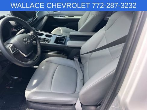 Used 2025 Toyota Sienna XLE FWD image 10