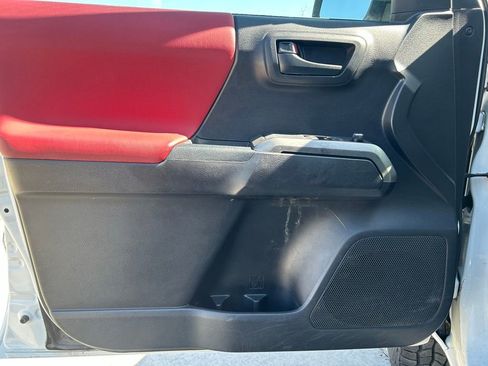 Used 2017 Toyota Tacoma SR5 AWD/4WD image 12