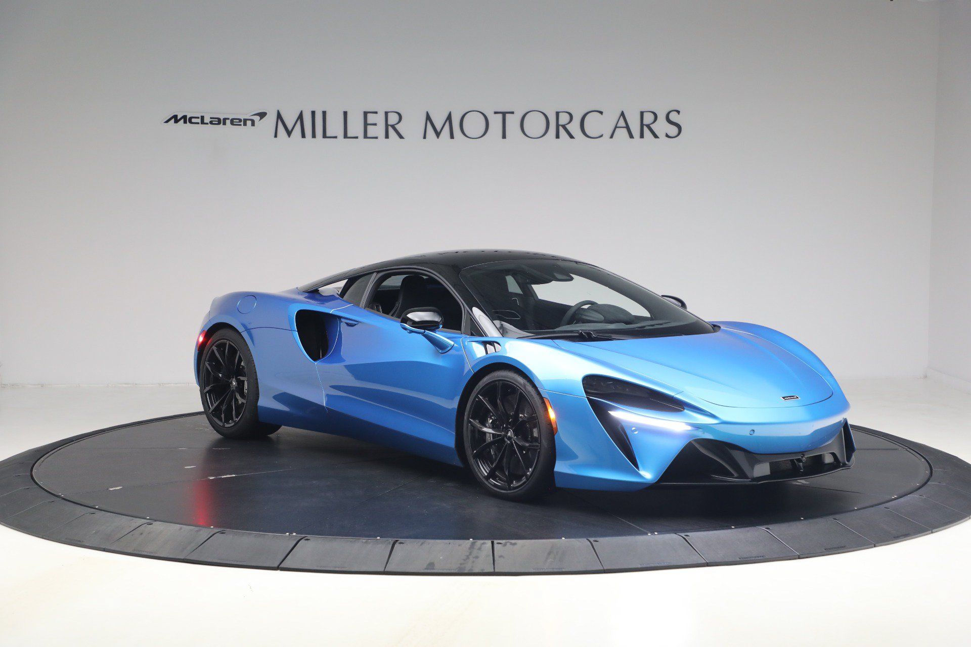 Used 2024 McLaren Artura RWD image 11