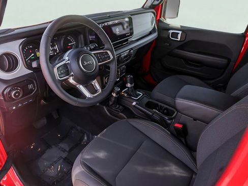 Used 2025 Jeep Wrangler Unlimited Sahara image 13