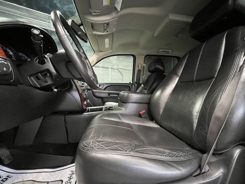 Used 2014 Chevrolet Suburban LT image 29