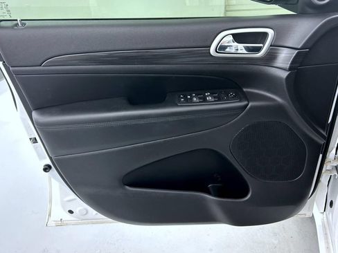 Certified 2022 Jeep Grand Cherokee Laredo X AWD/4WD image 9