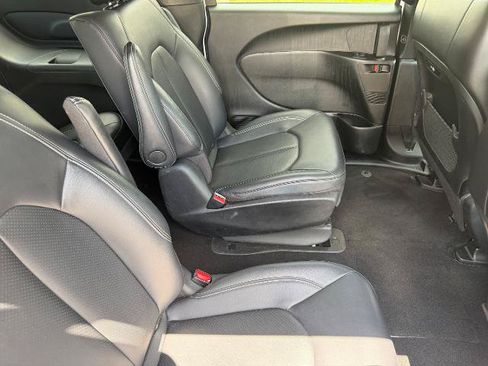 Used 2024 Chrysler Pacifica Limited FWD image 14