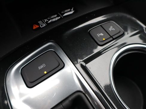 Used 2024 Chevrolet Equinox Premier image 28