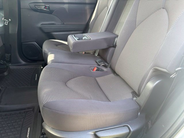 Used 2022 Toyota Highlander LE AWD/4WD image 11