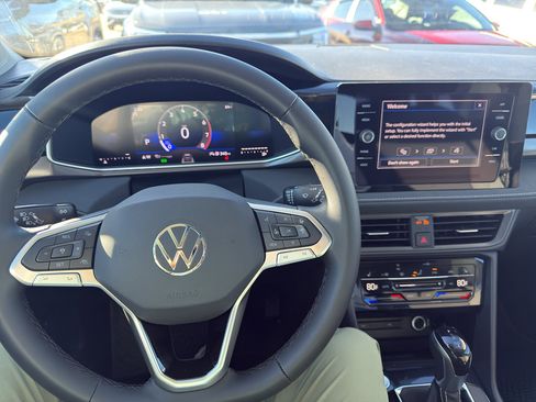 New 2026 Volkswagen Taos SE FWD image 15