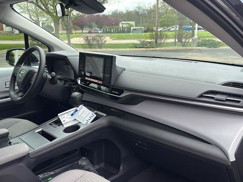 Used 2025 Toyota Sienna LE AWD/4WD image 16