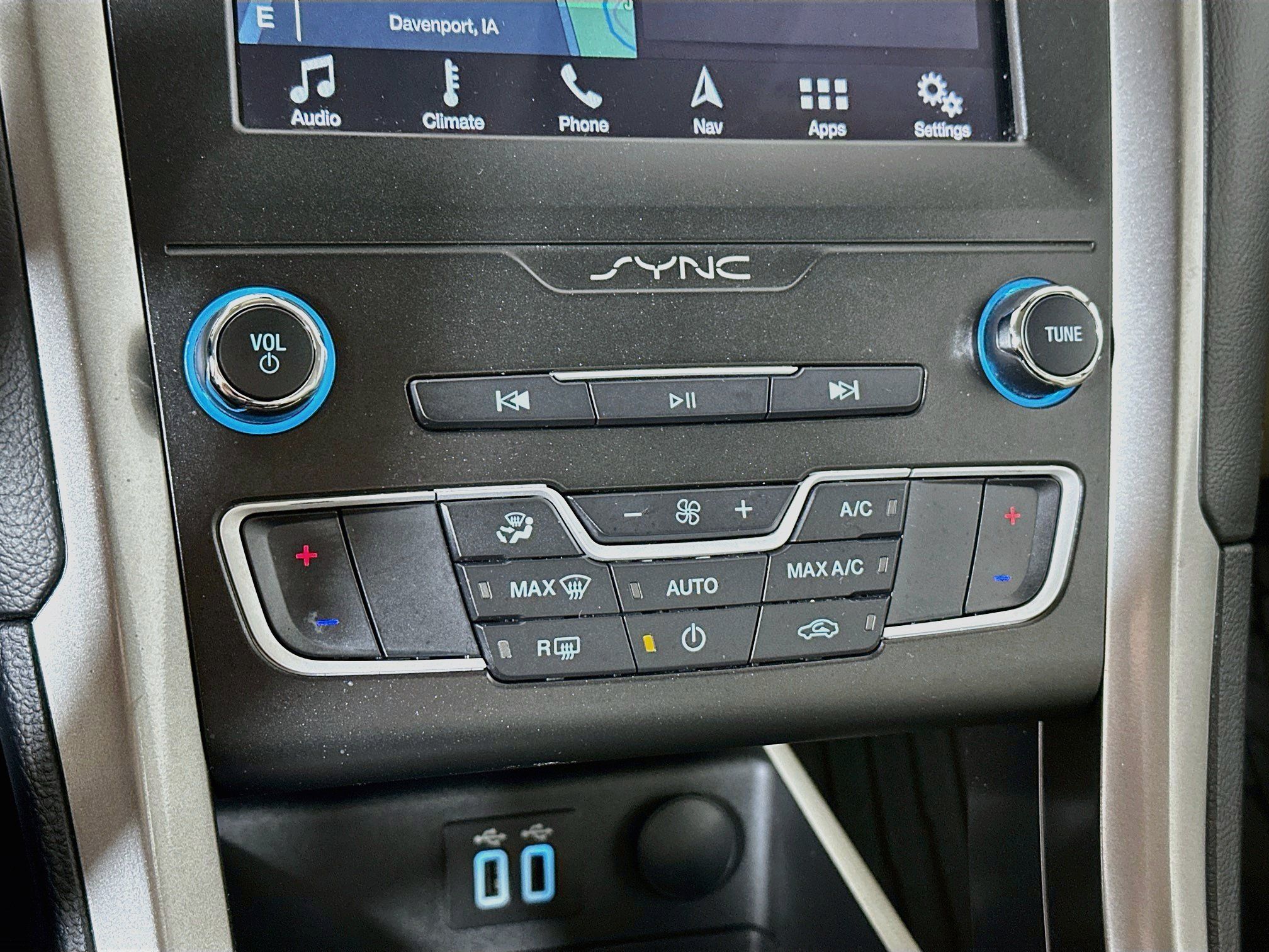 Used 2019 Ford Fusion SE FWD image 16