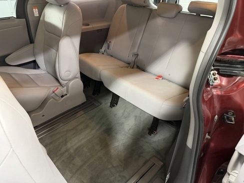 Used 2017 Toyota Sienna image 12