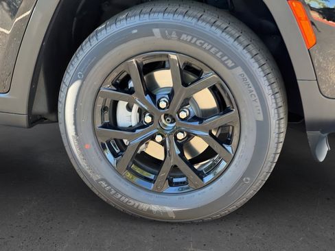 New 2025 Jeep Grand Cherokee Altitude image 9