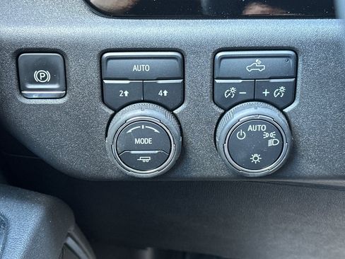 Used 2025 Chevrolet Silverado 1500 LT image 39