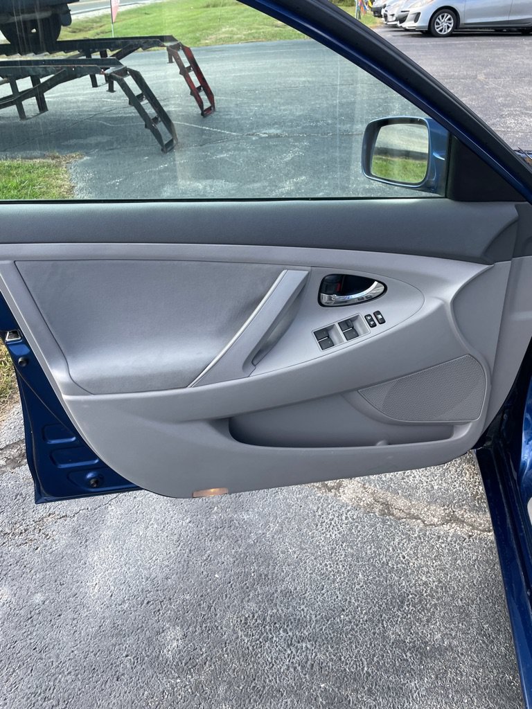 Used 2011 Toyota Camry LE FWD image 10