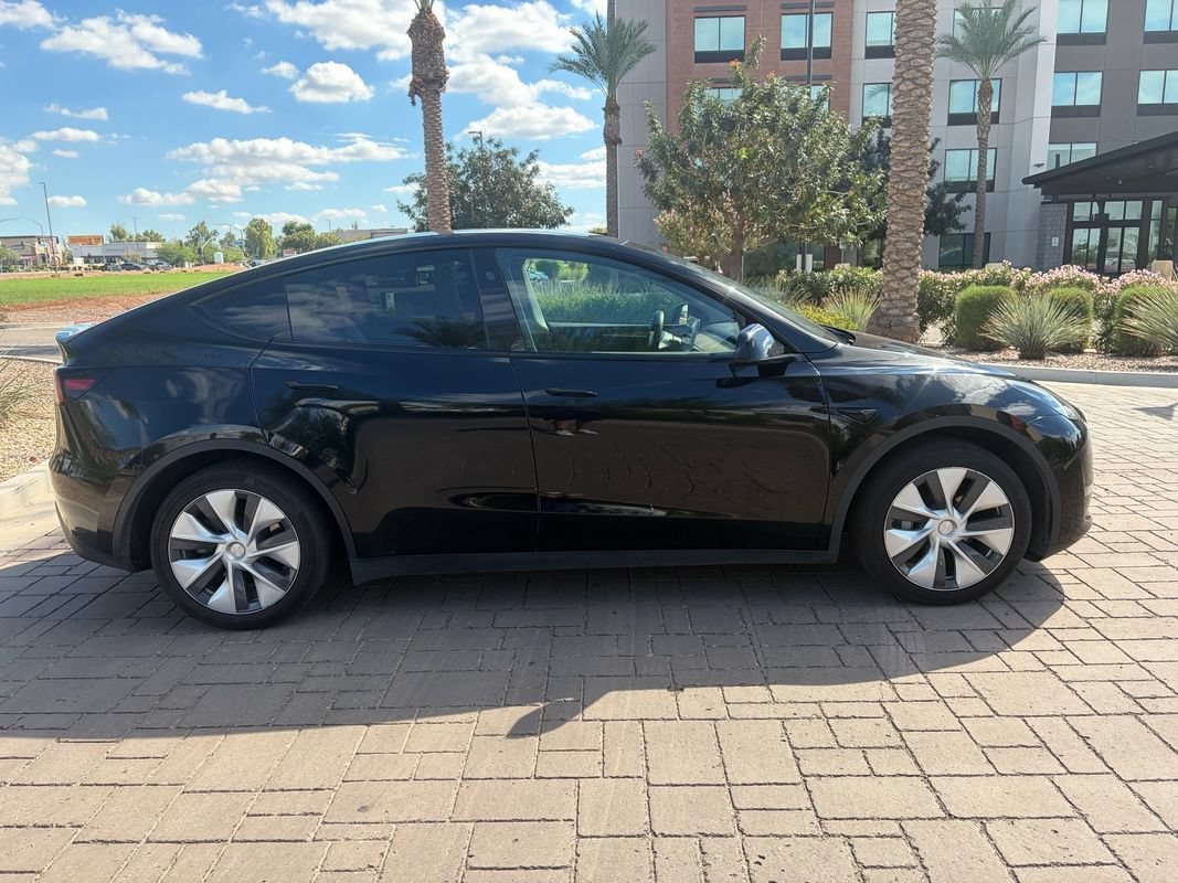 Used 2024 Tesla Model Y Long Range AWD/4WD image 2