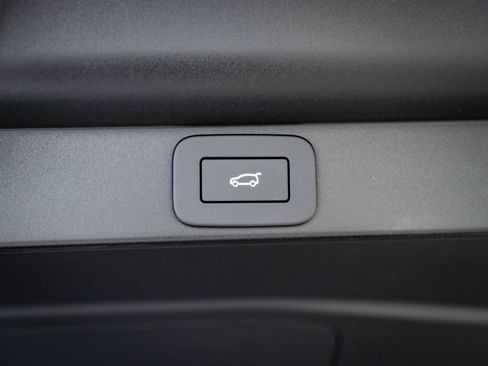 New 2026 Land Rover Range Rover Long Wheelbase SE image 18