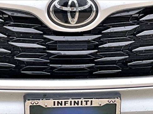 Used 2021 Toyota Highlander XLE AWD/4WD image 12