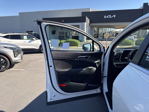 Used 2025 Kia Sportage LX image 14