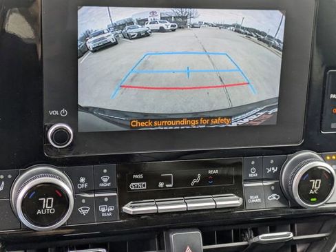 Used 2023 Toyota Highlander XLE image 19