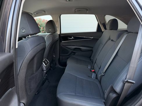 Used 2019 Kia Sorento AWD V6 w/ LX V6 Convenience Package image 16