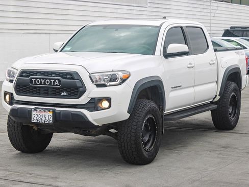 Used 2017 Toyota Tacoma TRD Off-Road image 5