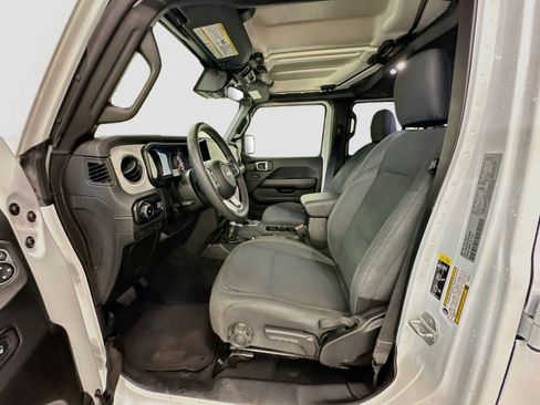 Used 2025 Jeep Wrangler Unlimited Sahara AWD/4WD image 13