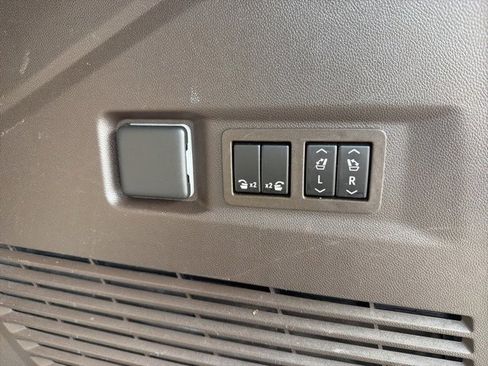 Used 2021 GMC Yukon Denali w/ Denali Premium Package image 8