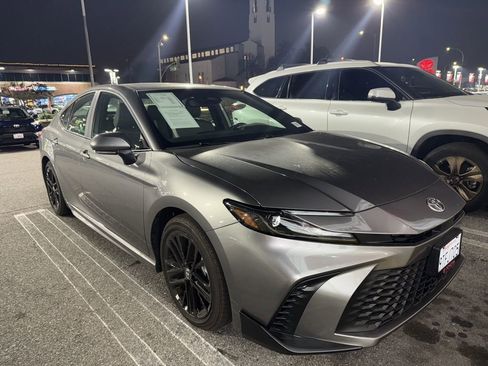 Used 2025 Toyota Camry SE image 6