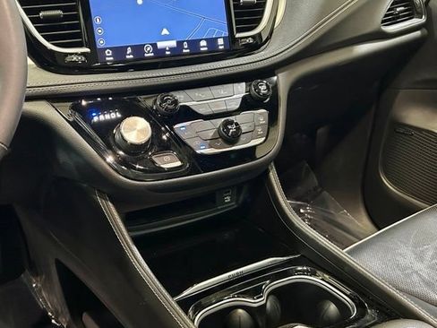 Used 2023 Chrysler Pacifica Limited w/ Uconnect Theater Family Group FWD image 41