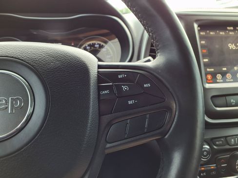 Used 2019 Jeep Cherokee Trailhawk AWD/4WD image 10
