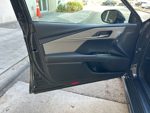 Used 2025 Toyota Camry SE image 33