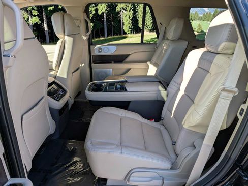 Used 2021 Lincoln Navigator Reserve w/ Luxury Package AWD/4WD image 16
