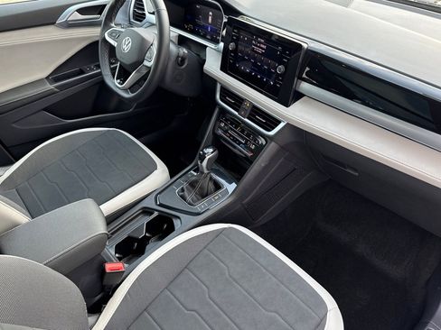 Used 2025 Volkswagen Taos SE w/ Panoramic Sunroof Package image 31