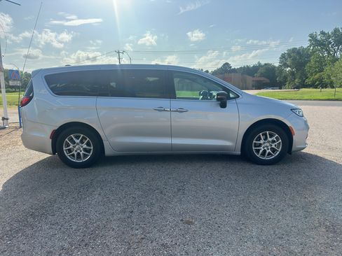 Used 2024 Chrysler Pacifica Touring-L FWD image 8