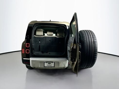 Used 2023 Land Rover Defender 130 SE image 29