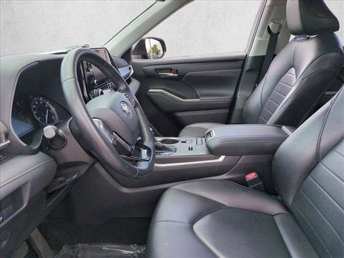Certified 2020 Toyota Highlander XLE FWD image 16