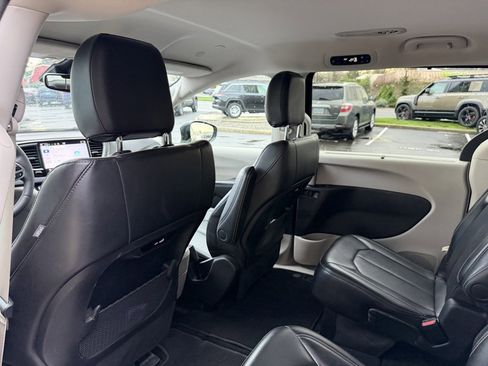 Used 2024 Chrysler Pacifica Touring-L image 30