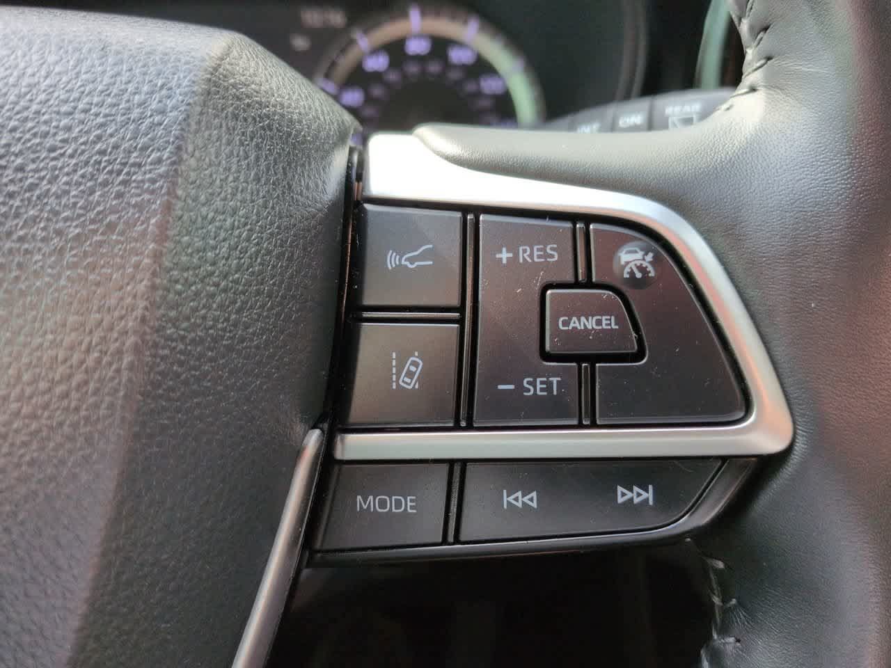 Used 2023 Toyota Highlander LE FWD image 24