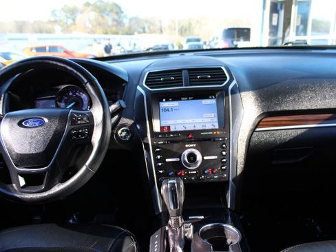 Used 2018 Ford Explorer Limited image 5