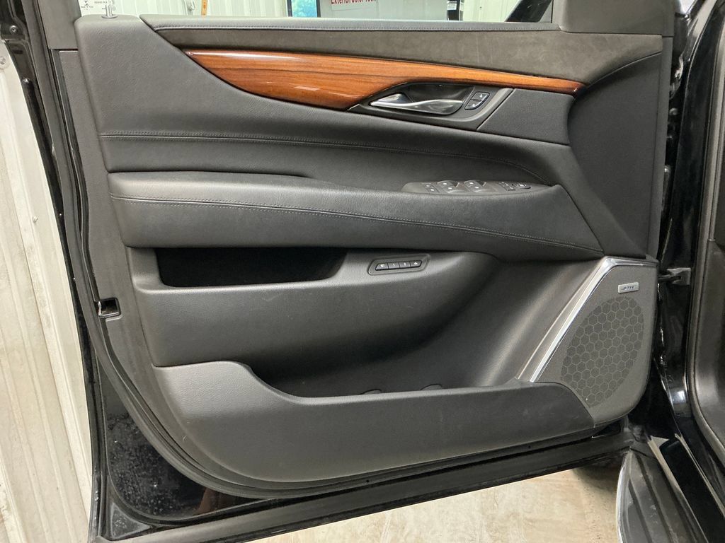 Used 2015 Cadillac Escalade Luxury AWD/4WD image 15