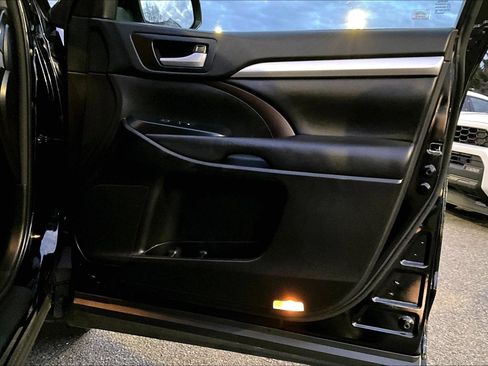 Used 2017 Toyota Highlander XLE image 23