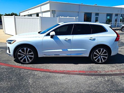 Used 2023 Volvo XC60 B5 Ultimate w/ Climate Package FWD image 3