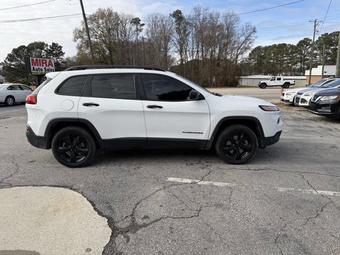 Used 2017 Jeep Cherokee Sport image 7